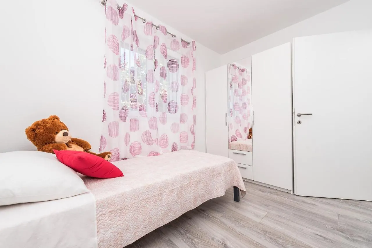 Apartments Janice Pakoštane