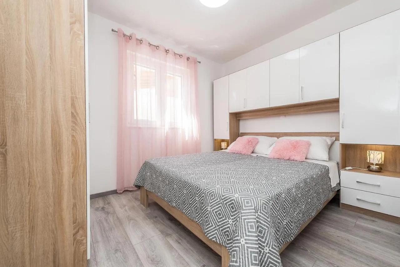Apartments Janice Pakoštane Kroatien