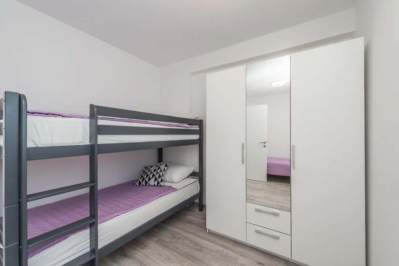 Apartments Janice Pakoštane