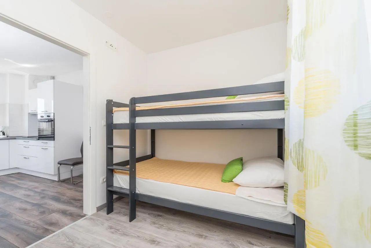 Apartments Janice Pakoštane