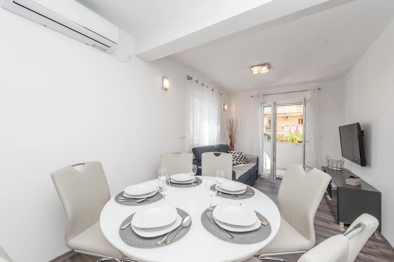 Apartments Janice Pakostane